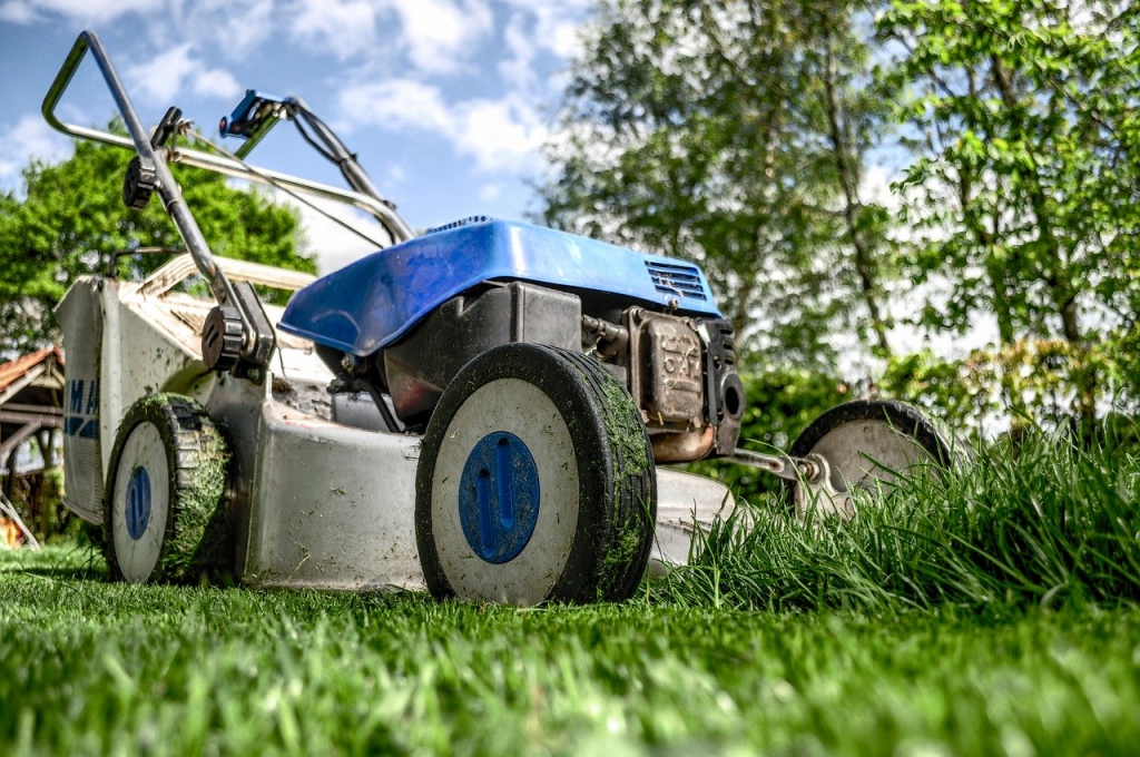 lawnmower-384589_1280.jpg