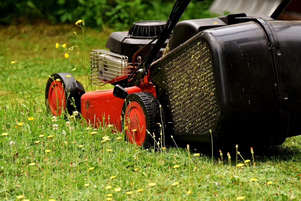 lawn-mower-2430725_1280.jpg