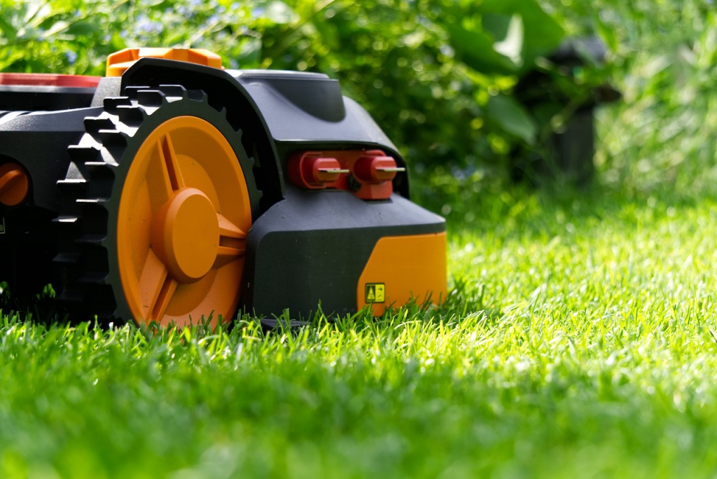 robotic-lawnmower-gf84ebf833_1280.jpg