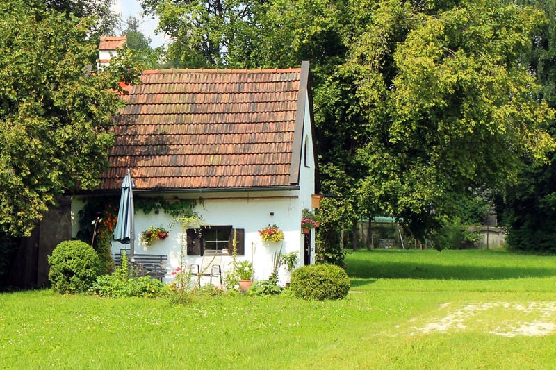 10_pixabay_garden-shed-419266.jpg