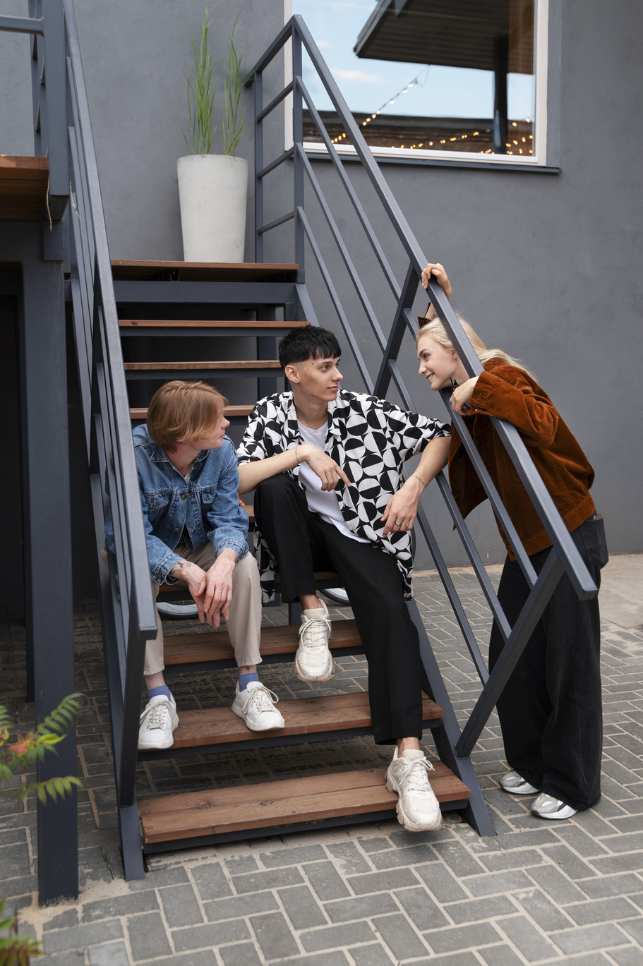 1_freepik_neighborhood-lifestyle-friends.jpg