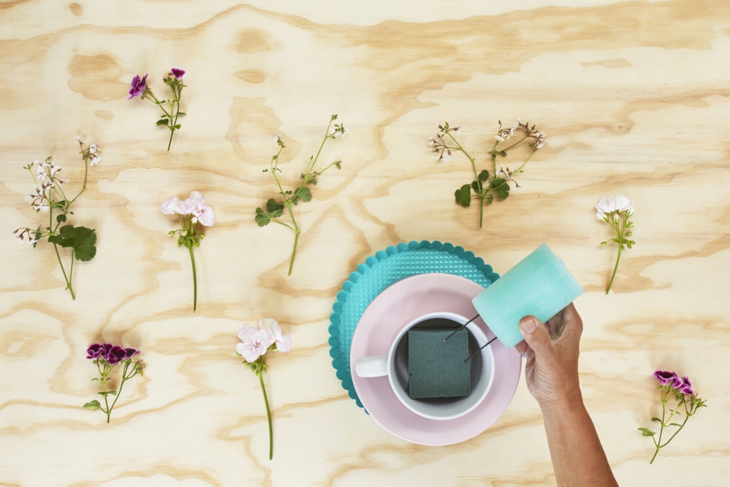 2_2023_Geraniums_3010_DIY_Flowering_Tableware_Pyramid_02.jpg