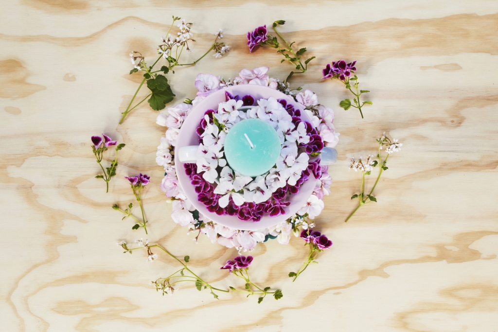 3_2023_Geraniums_3010_DIY_Flowering_Tableware_Pyramid_03.jpg