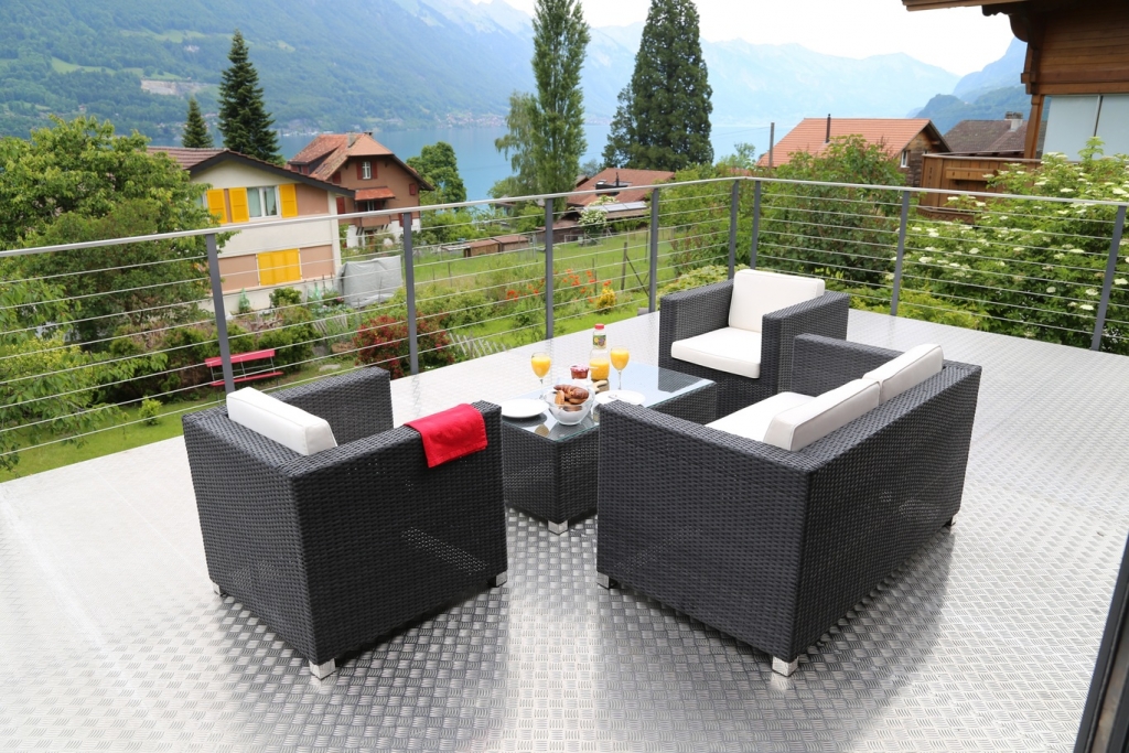 13_pxhere_table-view-balcony-relax-property-furniture-891923-pxhere.com.jpg