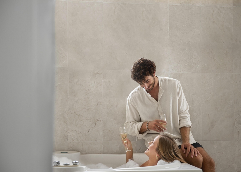 close-up-young-couple-taking-bath.jpg