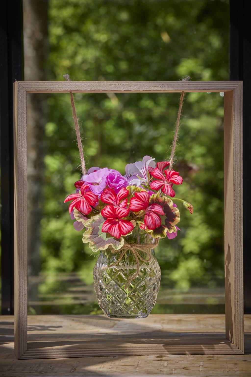 0_ind_2026_Geraniums_2030_DIY_Hanging_Vase_Frame_05.jpg