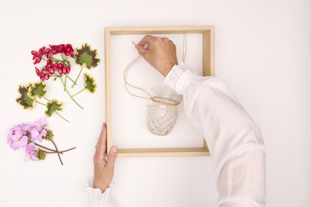 2_2026_Geraniums_2030_DIY_Hanging_Vase_Frame_02.jpg