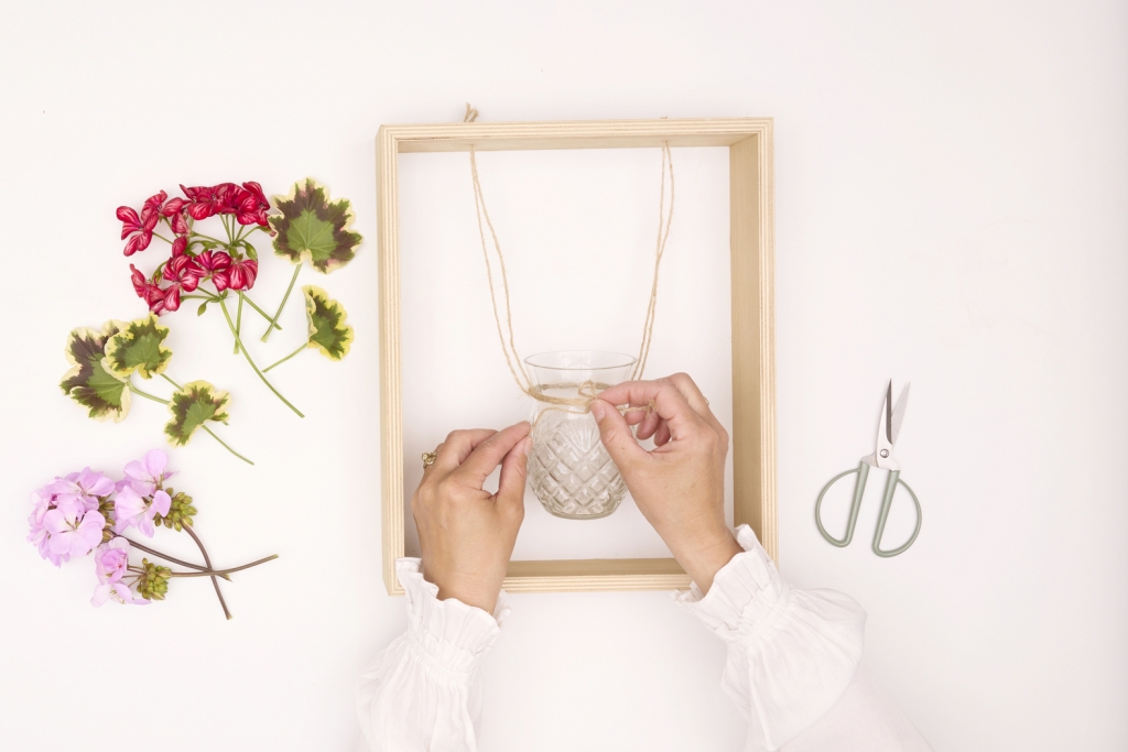 3_2026_Geraniums_2030_DIY_Hanging_Vase_Frame_03.jpg