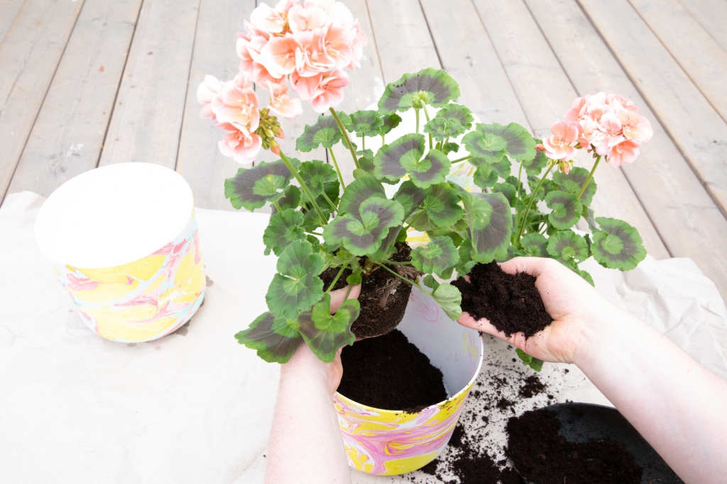 4_2026_Geraniums_4010_DIY_Marbled_Flower_Pot_05.jpg