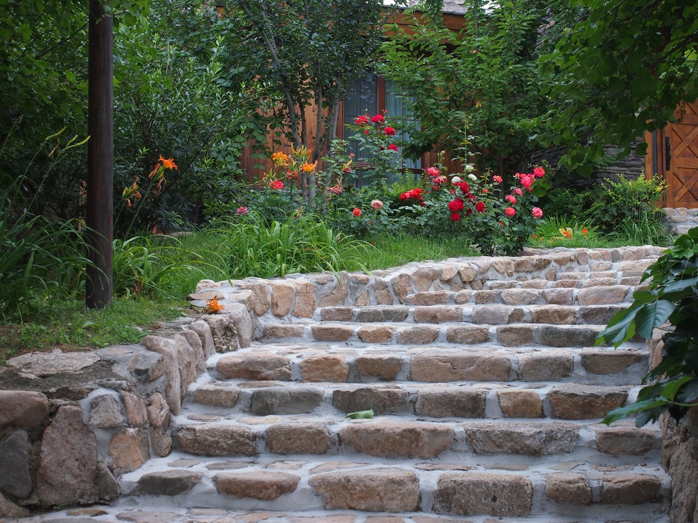 0_ind_pixabay_achair-garden-2801489.jpg