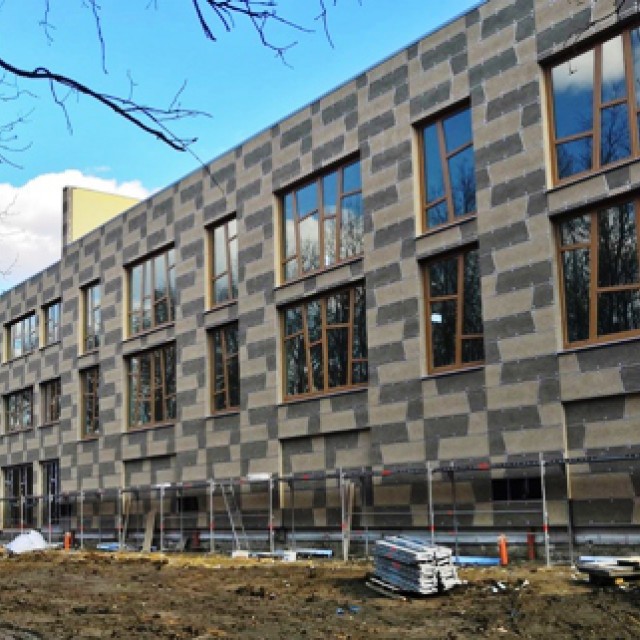 Iskola rendhagyó homlokzatszigeteléssel