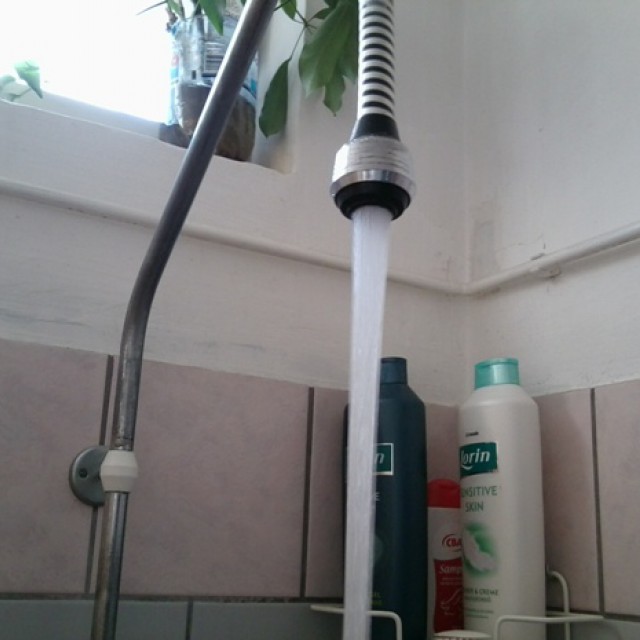 Zuhanyozás vízáramváltással