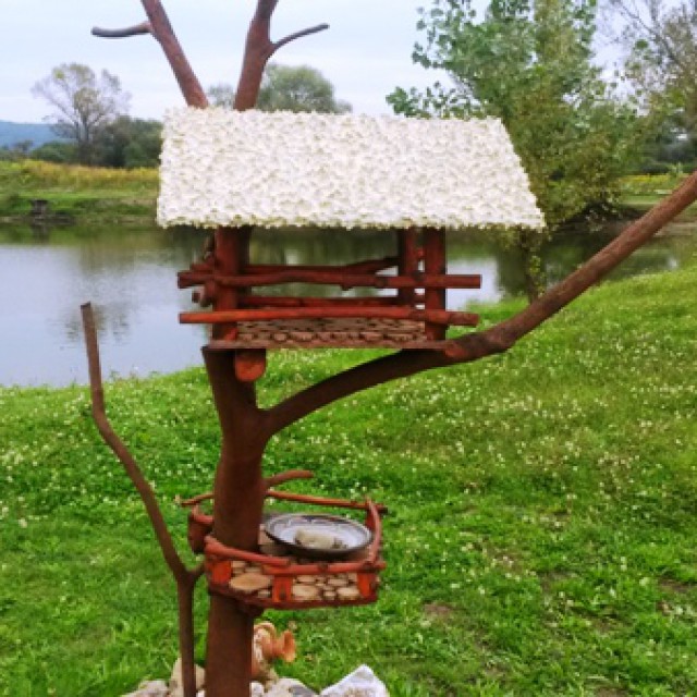 Fakorongos és fonott madáretető