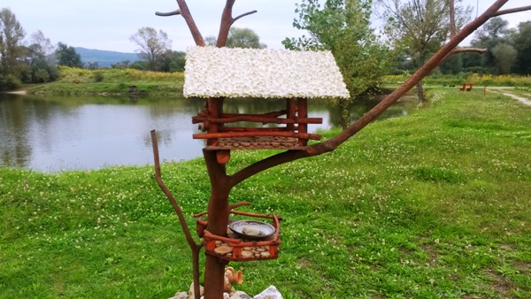 Fakorongos és fonott madáretető