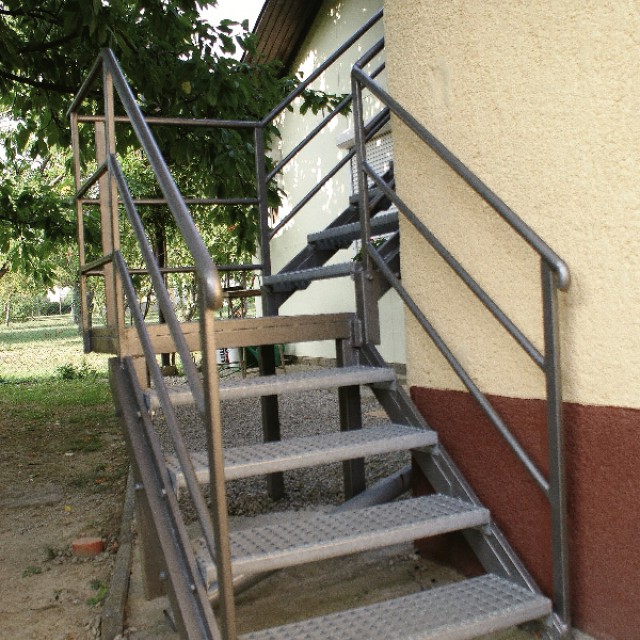 Külső lakásfeljáró lépcső