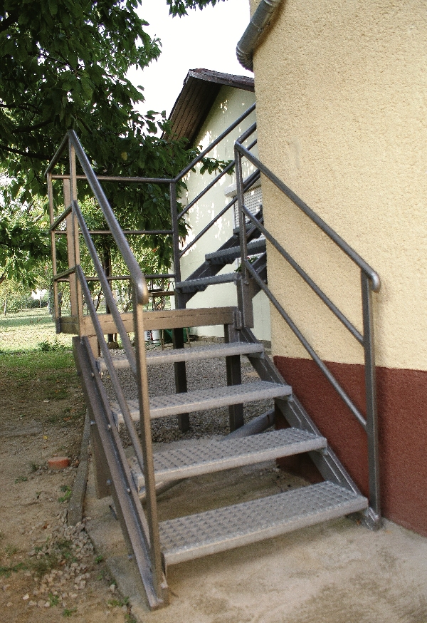 Külső lakásfeljáró lépcső