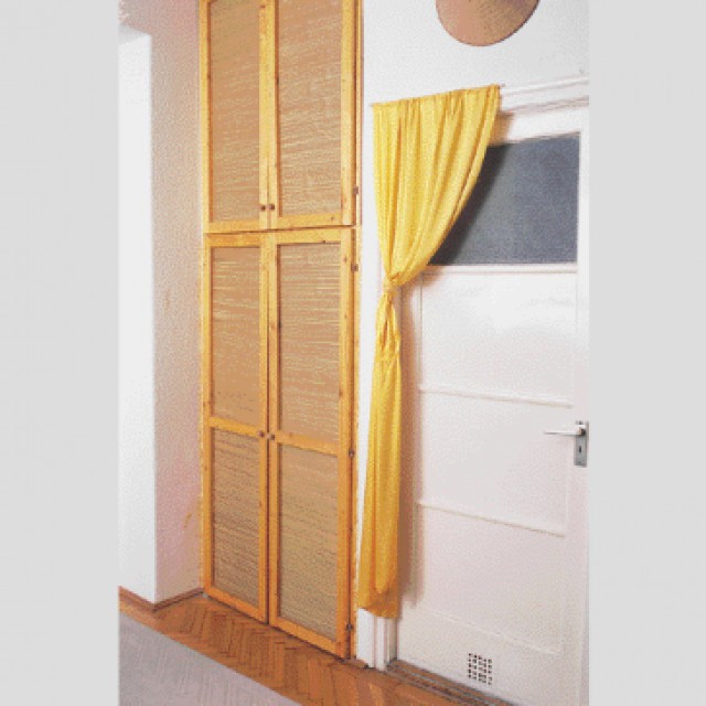 Beépített szekrény a falbeugrásban