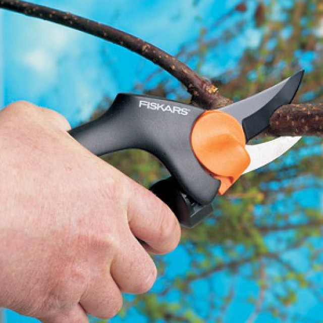 Mindent vágó Fiskars olló