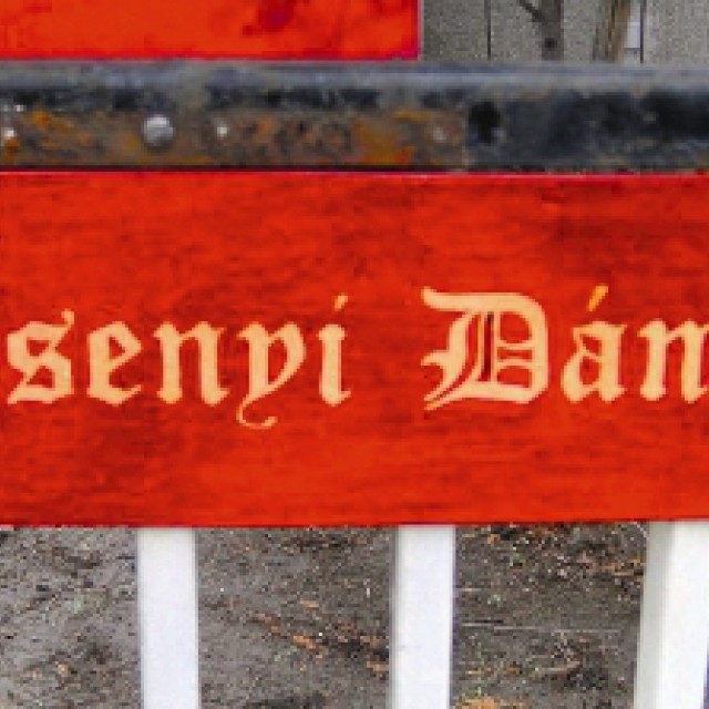 Egyedi házszám- és más táblák s. k.
