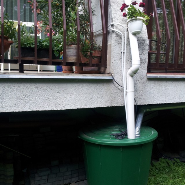 Falikút az erkélyen