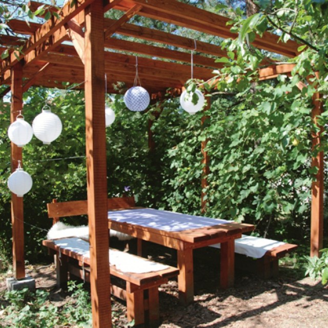 Pergola és kerti asztal