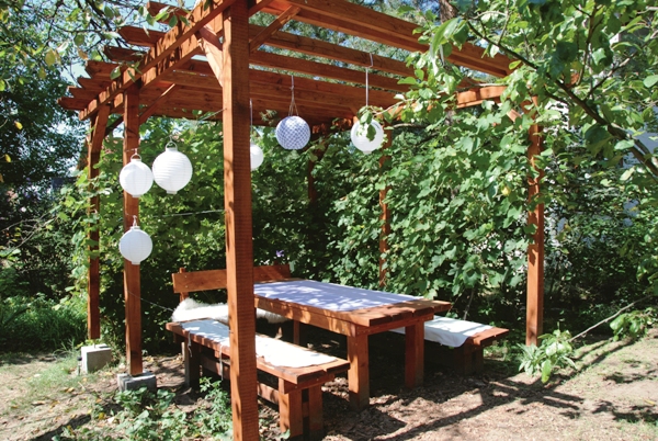 Pergola és kerti asztal