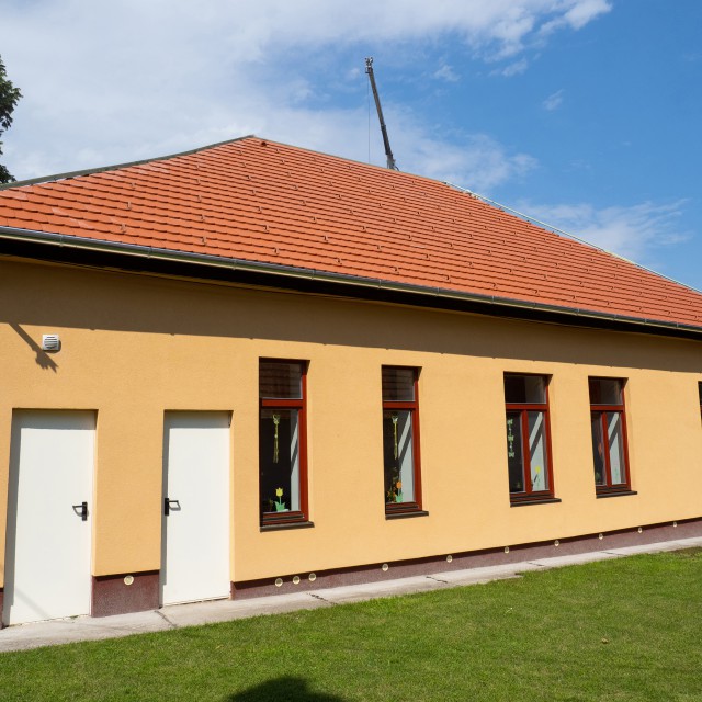 Új tetőcserepet kaptak az óvodák, iskolák