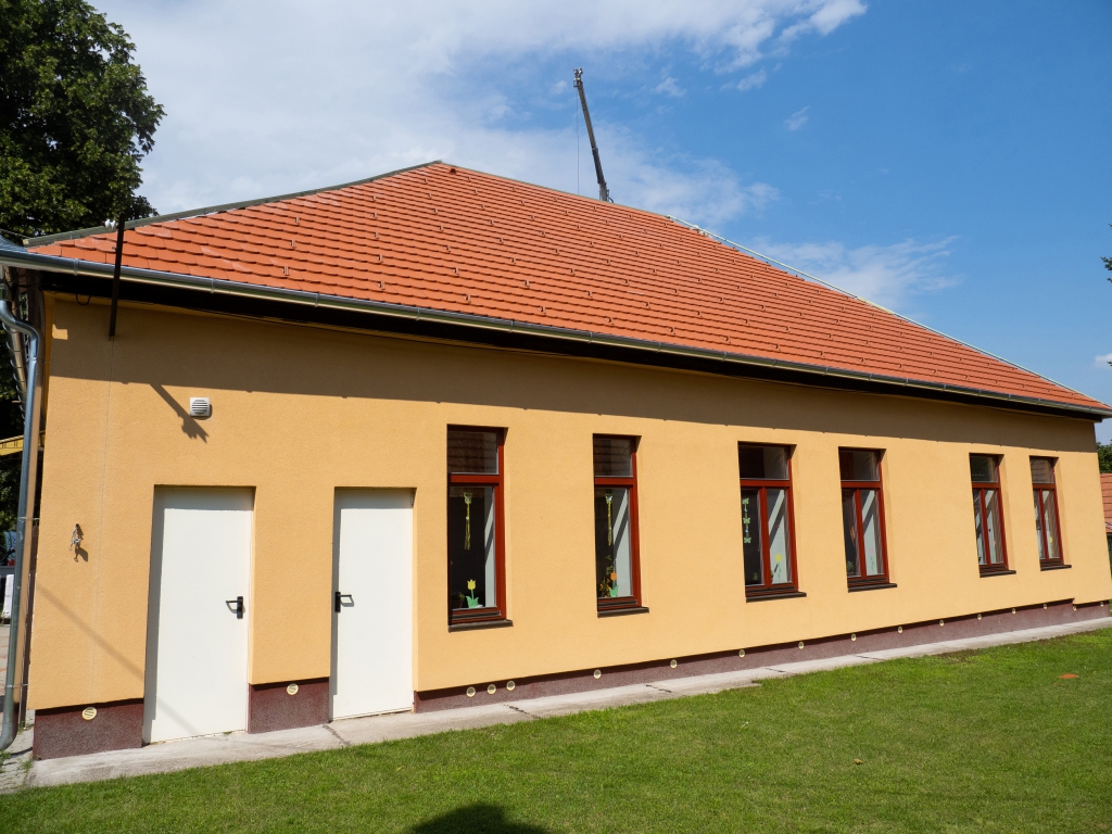 Új tetőcserepet kaptak az óvodák, iskolák