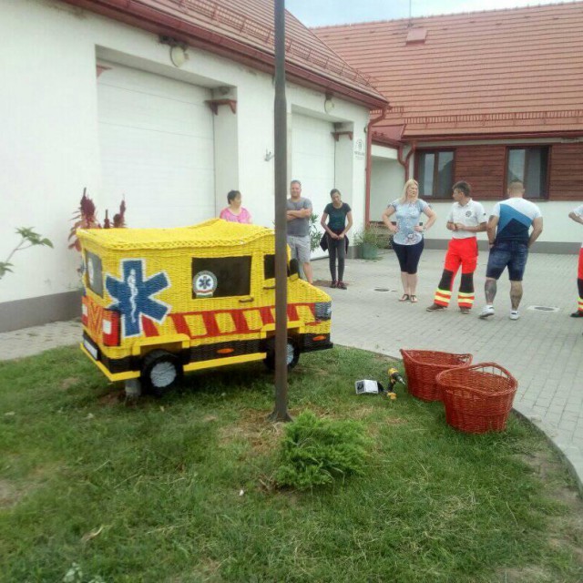 Vesszőből fontak mentőautót Kadarkúton