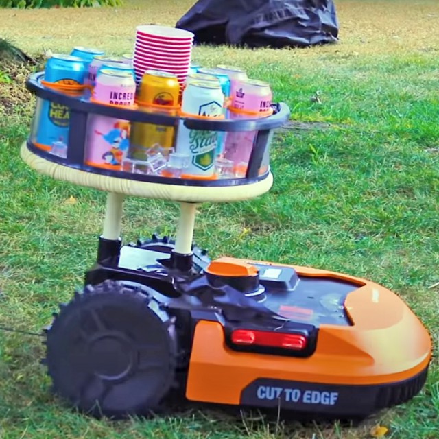 Zseniális ötlet: mozgó minibárrá alakította a robotfűnyírót