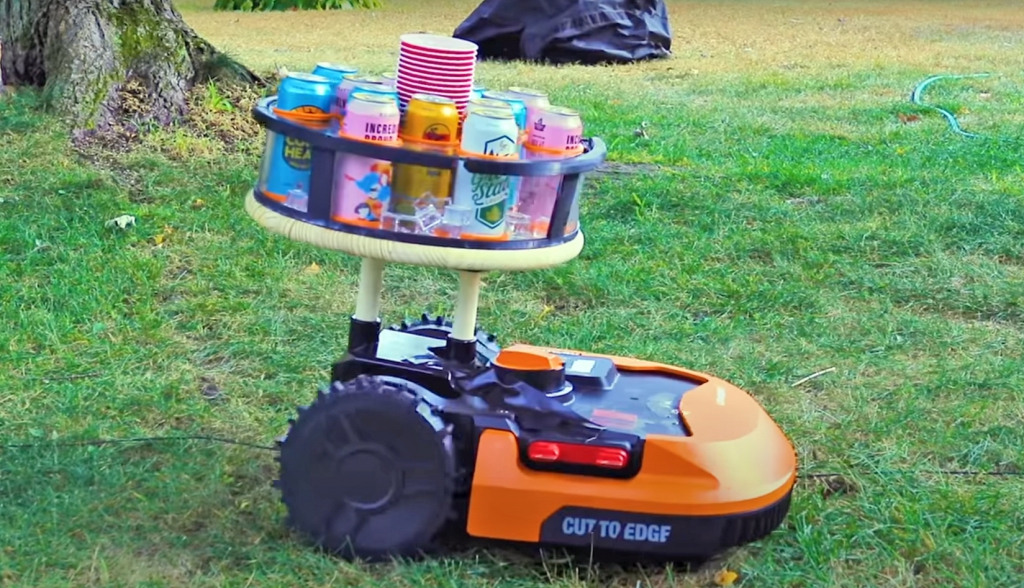 Zseniális ötlet: mozgó minibárrá alakította a robotfűnyírót