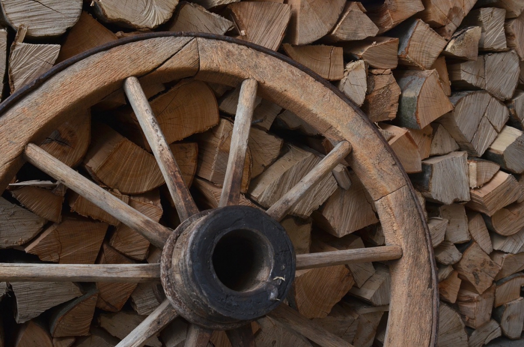 Így lesz a régi szekérkerékből pad, csillár és asztal