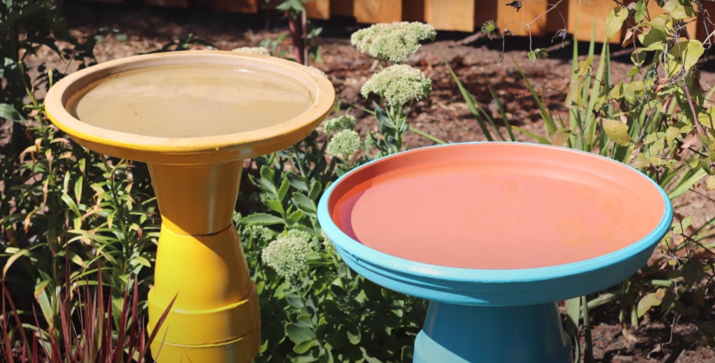 Készíts madáritatót a kertedbe virágcserepekből