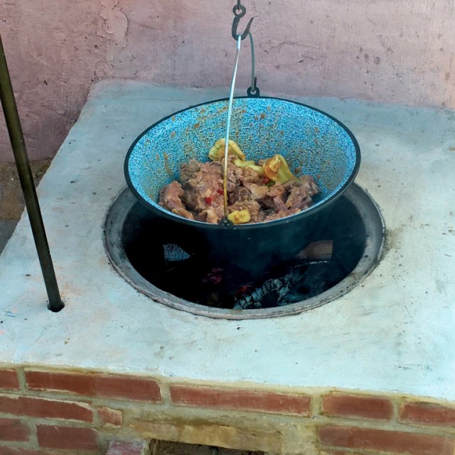 Öt kerti sütögető bográcsozáshoz, grillezéshez, nyársaláshoz