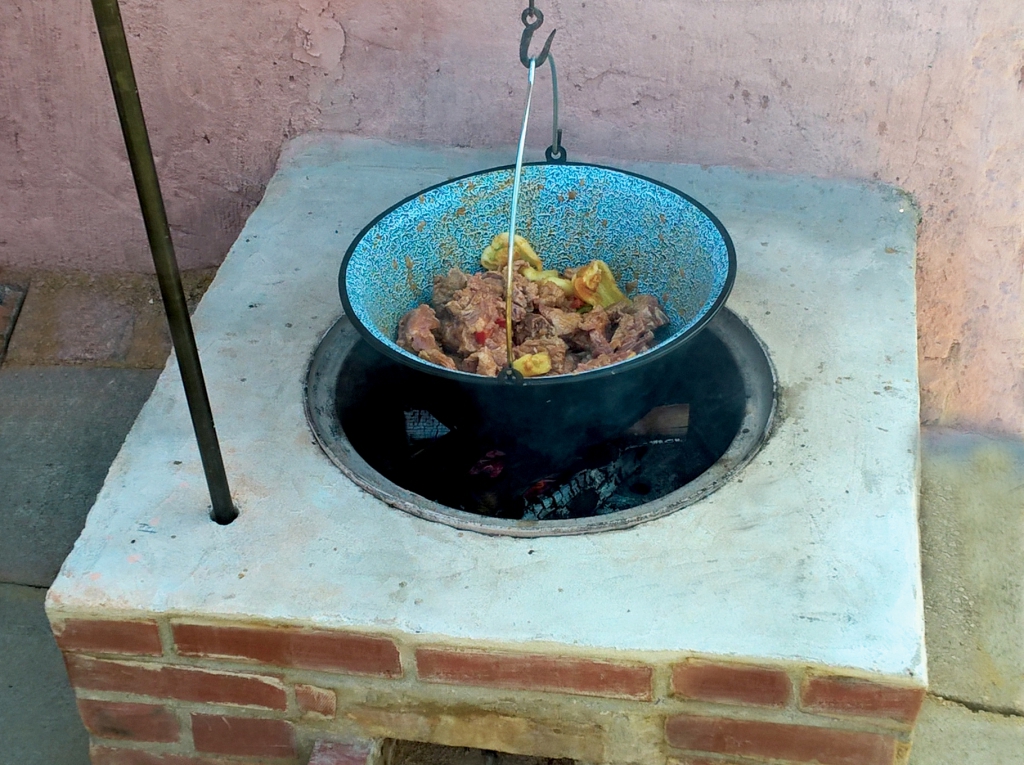 Öt kerti sütögető bográcsozáshoz, grillezéshez, nyársaláshoz