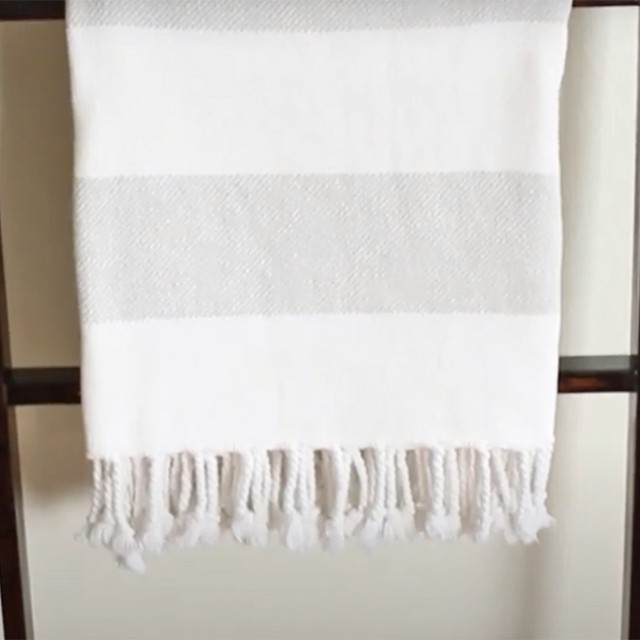 DIY törölközőtartó létra: mutatós darab a fürdőszobában
