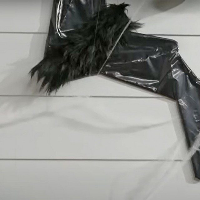 Egyszerű halloweeni dekoráció ruhaakasztókból