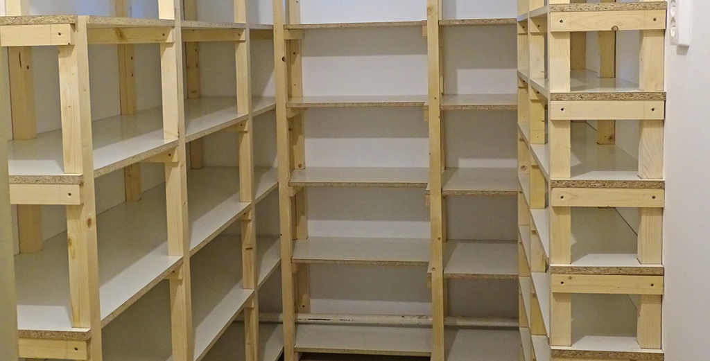 Térnyerő spájzpolc: praktikus helykihasználás