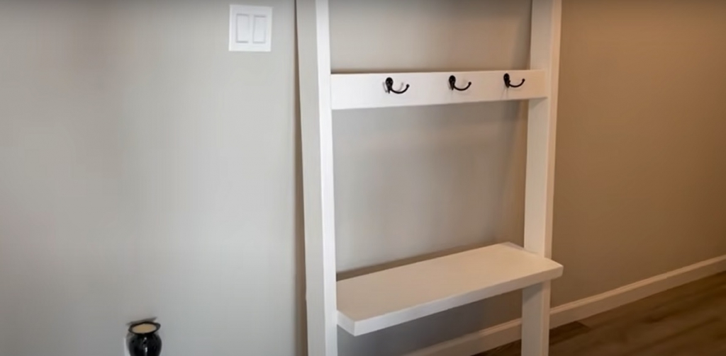 Helytakarékos előszobafal polccal