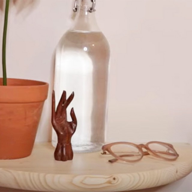 Lebegő éjjeliszekrény egy egyszerű kisasztal lapjából