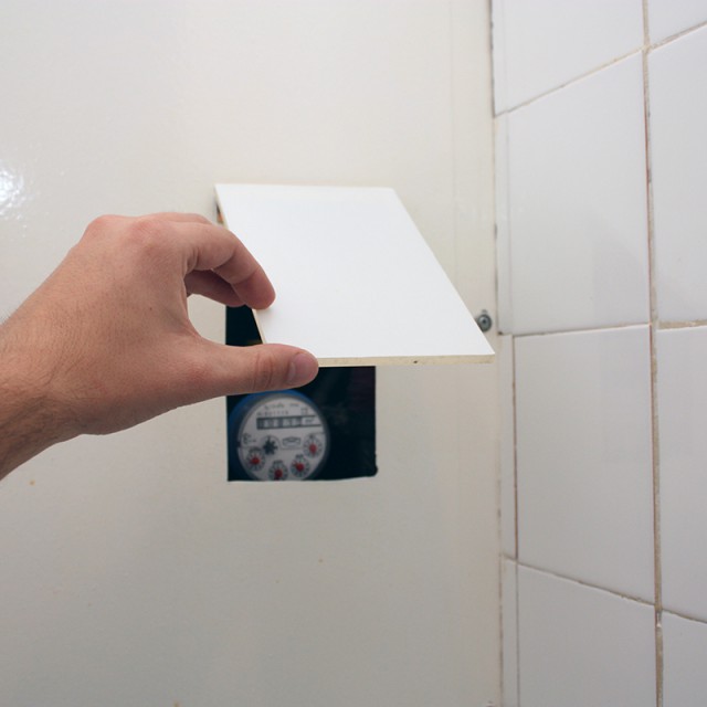 Ablak a vízórához: véd és szépít a plexi