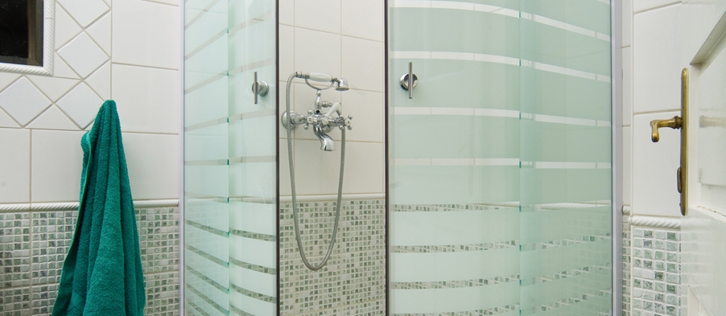 Zuhanykabin beszerelése: ahol élmény a reggeli tusolás