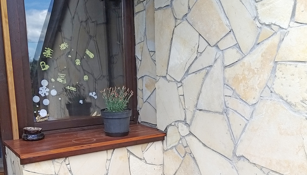 Erkélyfelújítás burkolással, hasított díszkő lapokkal