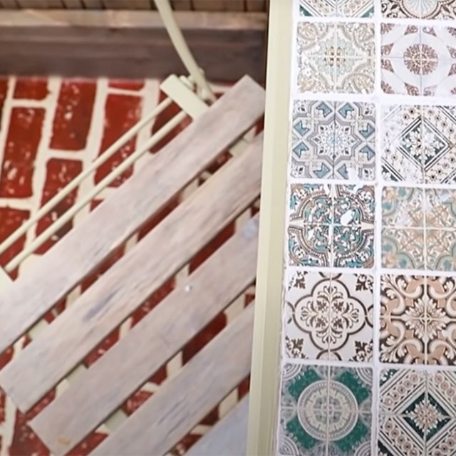 IKEA hack: kültéri bútor felújítása mozaikcsempével