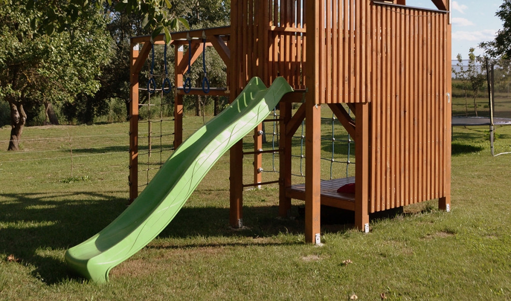 Mászóka és kilátótorony: gyerekbirodalom a hátsó udvarban