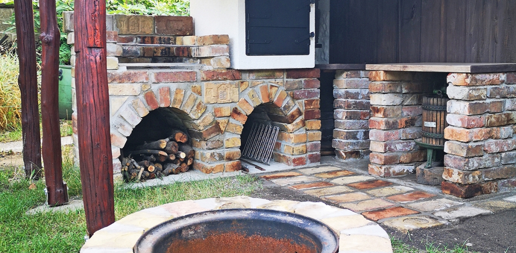 Kerti konyha bontott téglából: grillel, bográcsozóval és kemencével