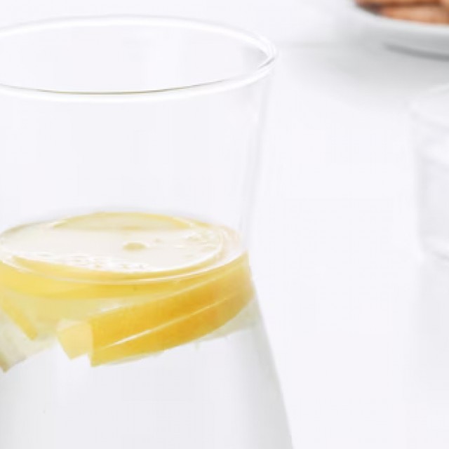 Egy IKEA-s vázából és tálból készített trendi gombalámpát