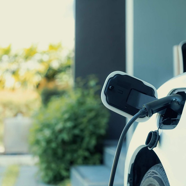 Napelemek és elektromos autók: az energiaforrások kettős hasznosítása