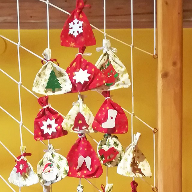 Biztonságos lépcső adventi zsákokkal