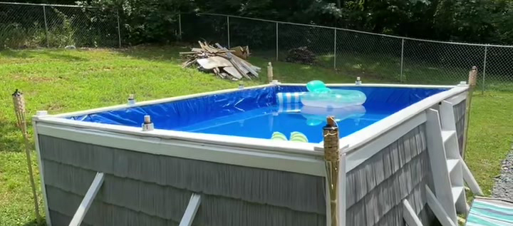 Raklapokból építette meg a családi medencét Raklapokból építette meg a családi medencét